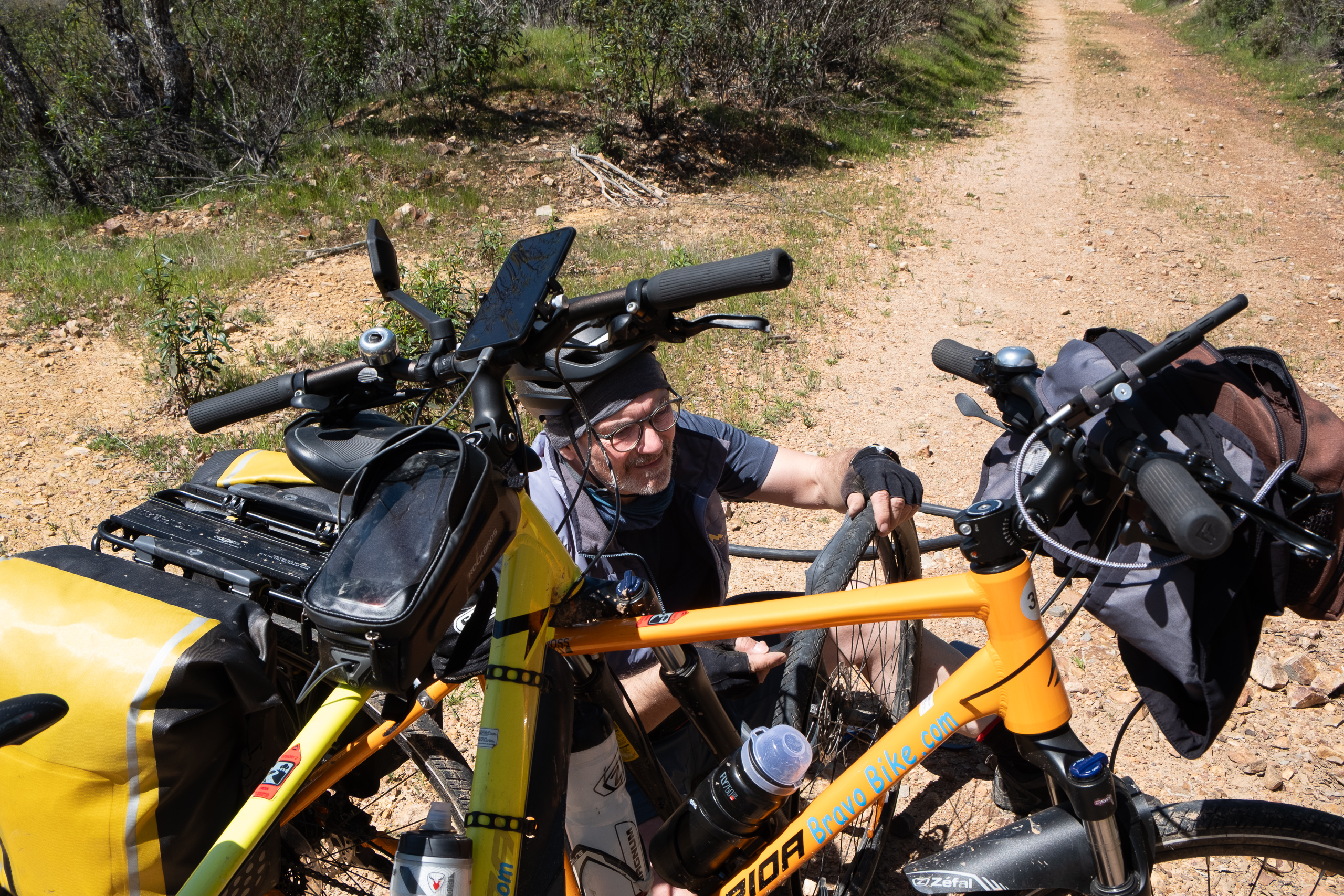 Ersten Patschen auf der Via Verde – Alois repariert den Schlauch